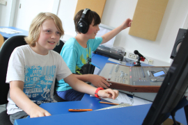 Jugendliche_Hörfunkstudio_Regie Jugendliche_Hörfunkstudio_Regie