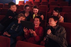 Jugendliche im Kino mit Tablet Jugendliche im Kino mit Tablet