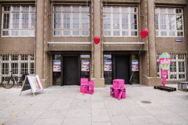 Medienfestival 2014 Außenansicht der Technischen Sammlungen mit magentafarbener Computertechnik