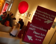 Innenansicht der Technischen Sammlungen mit magentafarben geschmückten Fluren