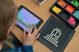 Junge mit Bloxels Junge mit Bloxels