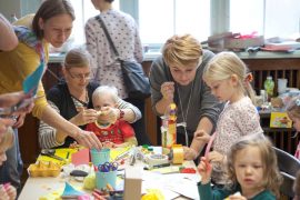Kinder und Erwachsene beim Basteln Kinder und Erwachsene beim Basteln