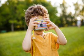 Junge mit Fotoapparat