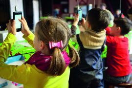 Kinder_haengende_Handys Kinder_haengende_Handys