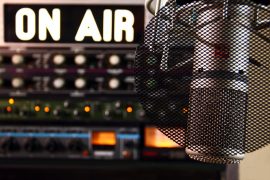 Livestreamen auf YouTube, Twitch und Zoom Photo by <a href="https://unsplash.com/@nittygritty_photo?utm_source=unsplash&utm_medium=referral&utm_content=creditCopyText">Fringer Cat</a> on <a href="/s/photos/livestream?utm_source=unsplash&utm_medium=referral&utm_content=creditCopyText">Unsplash</a>