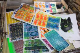 CG2021_Rastervorlagen_IMG_2489_c_DrakeRubicon verschiedene Siebdrucke auf Papier liegen auf einem Haufen