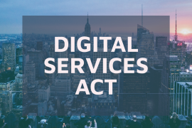 Veranstaltungstitel "Digital Services Act" vor Stadt mit Hochhäusern