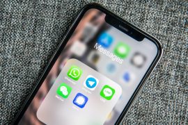 Bild: <a href="https://unsplash.com/de/fotos/schwarzes-iphone-4-auf-grauem-textil-ik_AuIWeBBM">Adem AY auf unsplash</a>