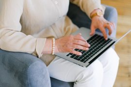 Bild: <a href="https://www.pexels.com/de-de/foto/frau-laptop-surfen-internet-5257241/">Anna Shvets auf pexels</a>

