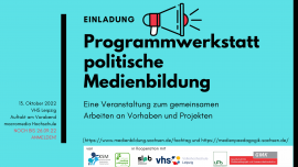 Grafik zur Ankündigung der Veranstaltung mit schwarzer Schrift auf türkisem Hintergrund: "Einladung Programmwerkstatt politische Medienbildung. Eine Veranstaltung zum gemeinsamen Arbeiten an Vorhaben und Projekten, 13. Oktober 2022 VHS Leipzig, Auftakt am Vorabend macromedia Hochschule, Noch bis 26.09.11 anmelden! Link zur Anmeldung, Logos der Veranstalter und Förderer.