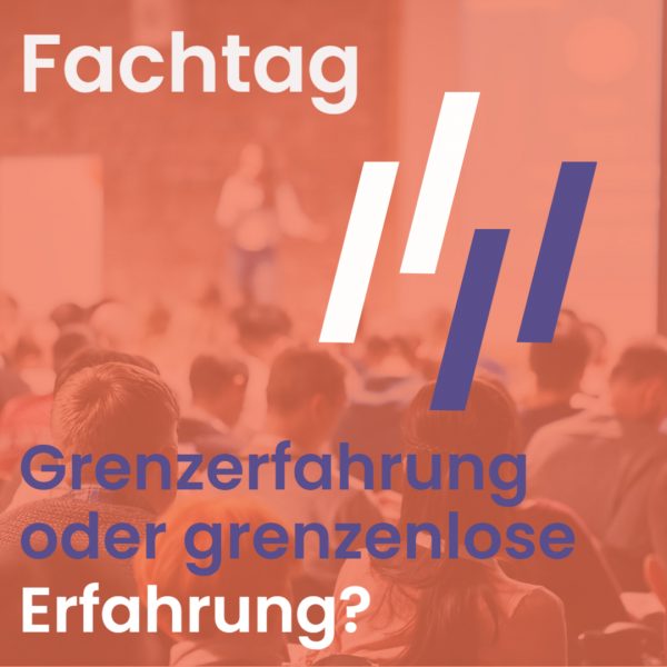 Im Hintergrund ist eine Vortragssituation zu sehen, davor ein orangenes Overlay und die Schrift: Fachtag. Grenzerfahrung oder grenzenlose Erfahrung?