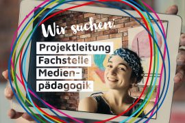 Das Bild zeigt ein Foto von einer jungen Frau auf einem Tablet, davor Grafikelemente aus bunten Kreisen und folgender Schrift: "Wir suchen: Projektleitung Fachstelle Medienpädagogik"