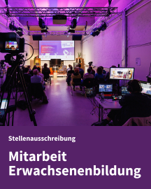Bild von einer Veranstaltung mit magenta und violettem Licht, Bestuhlung, Teilnehmenden, Kamera und Bildschirmen