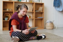 Bild: <a href="https://www.pexels.com/de-de/video/madchen-surfen-internet-sitzung-4496436/">Julia M Cameron auf pexels</a>