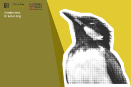 gelbe Farbfelder im Hintergrund und ein verpixeltes Foto eines Vogels in schwarz-weiß im Vordergrund. Dazu die Logos der Landeshauptstadt Dresden und des Medienkulturzentrum Dresden und der Slogan "Dresden lernt. Ein Leben lang."