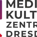Logo Medienkulturzentrum im Querformat mit der Grafik im Farbverlauf auf der Linken, dem Schriftzug in schwarz auf der rechten Seite.