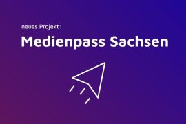 Medienpass Sachsen (Rechteckiger Sticker (Querformat)) Farbiger Hintergrund in Blau-Violett mit weißer Schrift "neues Projekt: Medienpass Sachsen" und einem stilisierten weißen Papierflieger