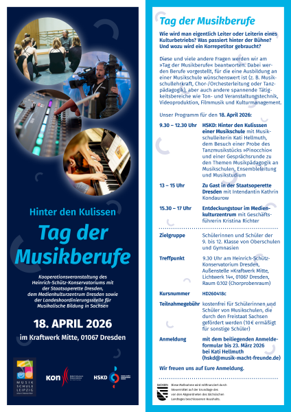 Der Flyer ist zweigeteilt: Die linke Hälfte hat einen dunkelblauen Hintergrund, die rechte einen hellblauen. Auf der linken Seite sind vier kreisförmig angeordnete Fotos zu sehen, die verschiedene Musikberufe illustrieren: tanzende Personen in einem Probenraum, ein Kameramann mit Schulterkamera im Außeneinsatz, eine Hand an einem professionellen Mischpult sowie Hände, die Klavier spielen. Darunter steht in großer, auffälliger Schrift der Veranstaltungstitel „Hinter den Kulissen – Tag der Musikberufe", ergänzt durch einen Hinweistext zur Kooperation der beteiligten Institutionen. Am unteren Rand befinden sich Datum und Veranstaltungsort in fettgedruckter weißer Schrift sowie die Logos der Kooperationspartner. Die rechte Seite enthält auf hellem Hintergrund den Fließtext mit allen inhaltlichen Informationen zur Veranstaltung: Programmbeschreibung, Tagesablauf mit Uhrzeiten, Zielgruppe, Treffpunkt, Kursnummer, Teilnahmegebühr und Anmeldemodalitäten. Am unteren Rand ist das Sachsen-Logo mit einem Hinweis auf die Finanzierung durch Steuermittel des Freistaates Sachsen abgebildet. Das Gesamtdesign wirkt modern und professionell, mit einem Farbschema aus Dunkelblau, Hellblau und Weiß sowie türkisfarbenen Akzenten in den Überschriften