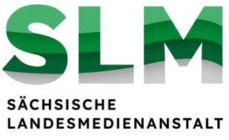 Logo der Sächsischen Landesmedienanstalt mit drei großen Buchstaben S L M in grün und darunter „Sächsische Landesmedienanstalt“