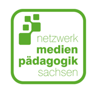 Grünes Logo mit abgerundeter quadratischer Umrandung, oben links vier unterschiedlich große Quadrate und rechts daneben der Text 'netzwerk medien pädagogik sachsen'