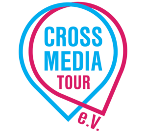 Logo mit zwei überlappenden, tropfenförmigen Umrissen in Blau und Magenta und dem Text 'CROSS MEDIA TOUR e.V.' in der Mitte