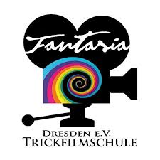Schwarz-weiße stilisierte Filmkamera mit Regenbogen-Spirale im Objektiv und dem Schriftzug 'Fantasia' in der oberen Rundung, darunter 'Dresden E.V. Trickfilmschule'