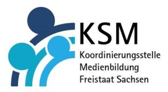 Logo mit drei stilisierten Figuren in Blau- und Türkistönen neben dem Schriftzug 'KSM Koordinierungsstelle Medienbildung Freistaat Sachsen'