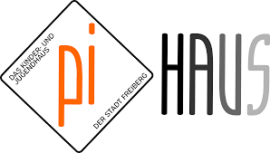Schwarz-weiße und orangefarbene Wort-Bild-Marke mit dem Schriftzug 'pi HAUS' und dem Text 'DAS KINDER- UND JUGENDHAUS DER STADT FREIBERG' in einem schrägen Quadrat