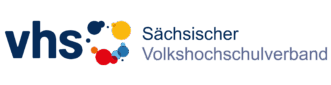 Logo mit dem Schriftzug 'vhs' in dunkelblau und farbigen Punkten sowie dem Text 'Sächsischer Volkshochschulverband' rechts daneben