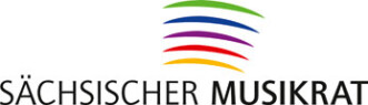 Logo mit Schrift "Sächsischer Musikrat" und darüber 5 gebogene Linien in gelb, darüber rot, darüber violett, darüber blau, darüber grün