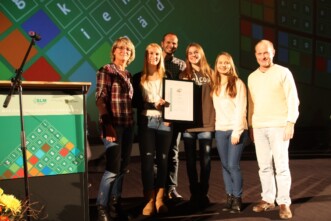 Preisübergabe auf Bühne