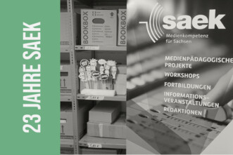 Abschiedsbild für das Projekt SAEK. Zu sehen sind Kisten im Archivregal und das Rollup in Grautönen und ein grüner Schriftbalken mit dem Titel "23 Jahre SAEK"