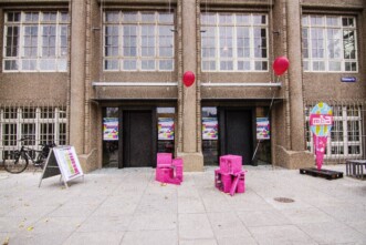 Außenansicht der Technischen Sammlungen mit magentafarbener Computertechnik