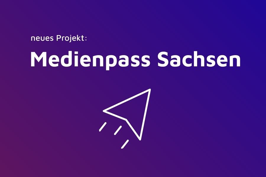 Farbiger Hintergrund in Blau-Violett mit weißer Schrift "neues Projekt: Medienpass Sachsen" und einem stilisierten weißen Papierflieger