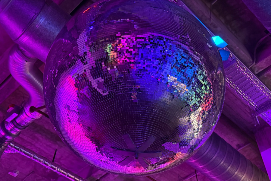 Discokugel mit violettem und blauen Licht