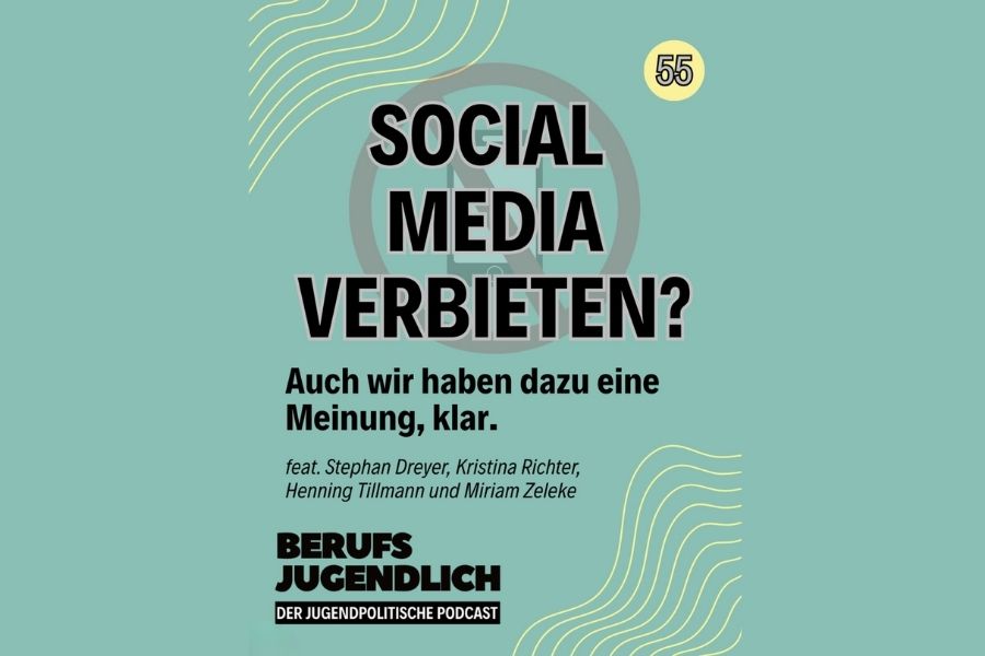 Das Bild der Folge mit pastellgrünem Hintergrund und darauf schwarzer Schrift: "Social Media verbieten? Auch wir haben dazu eine Meinung, klar. fet. Stephan Dreyer, Kristina Richter, Henning Tillmann und Miriam Zenke. Berufsjugendlich. Der jugendpolitische Podcast."