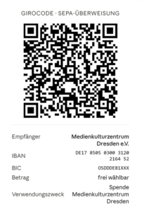 Schwarz-weißer QR-Code mit Text darunter, der Empfänger, IBAN, BIC, Betrag und Verwendungszweck einer SEPA-Überweisung angibt